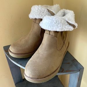 Airwalk Ladies Booties with faux fur that can be worn high or low size 7